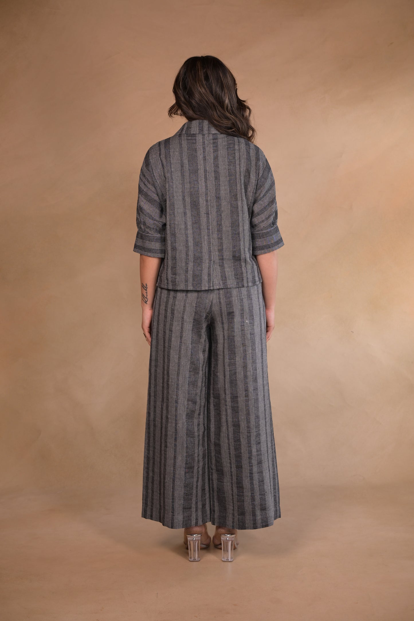 Shirt, Jacket style with continuous sleeves