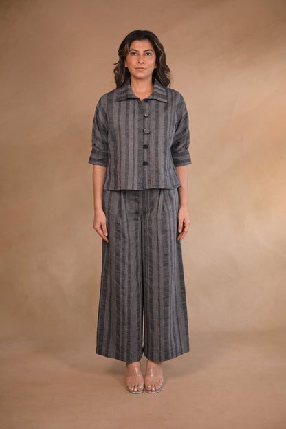 Shirt, Jacket style with continuous sleeves