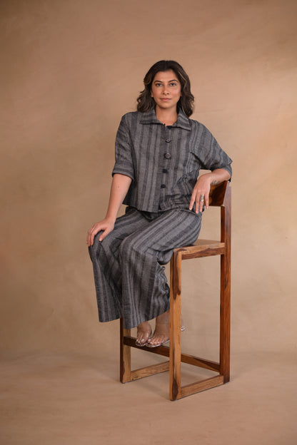 Shirt, Jacket style with continuous sleeves