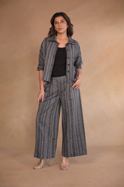 Shirt, Jacket style with continuous sleeves